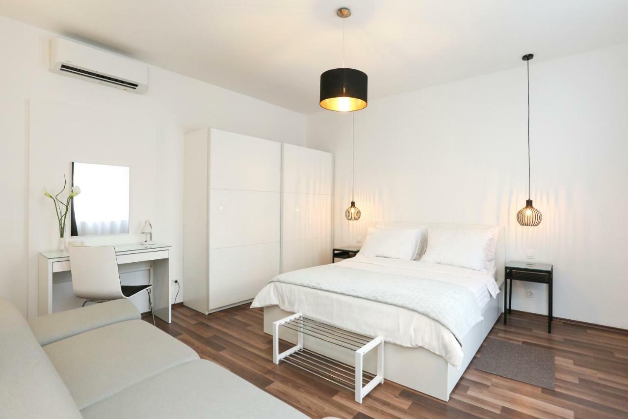 Apartment Marton & Martinis Superior - Spacious One-room - Excellent Location Within Walking Distance Of Diocletian's Palace And Bacvice - The Restaurants Within Walking Distance - Buralux *